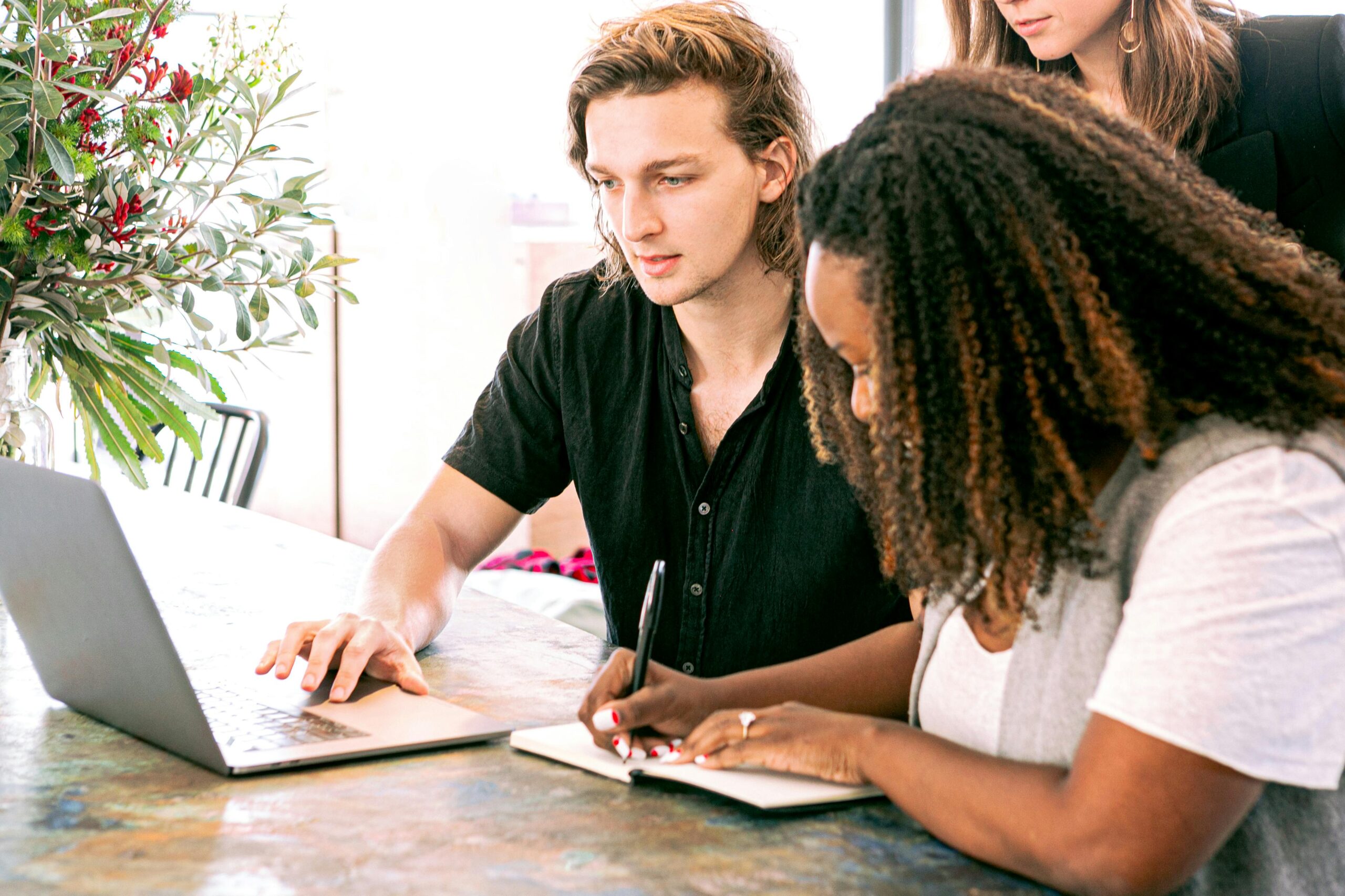 Découvrez les incontournables avantages d'un blog pour réussir en B2B.